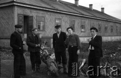 1955-1957, Workuta, Komi ASRR, ZSRR.
Zesłańcy przed budynkiem.
Fot. Eugeniusz Cydzik, udostępnił Eugeniusz Cydzik w ramach projektu 