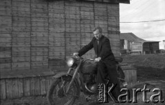 1955-1957, Workuta, Komi ASRR, ZSRR.
Zesłaniec Franciszek Gradziewicz na motorze.
Fot. Eugeniusz Cydzik, udostępnił Eugeniusz Cydzik w ramach projektu 