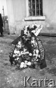 1955-1957, Workuta, Komi ASRR, ZSRR.
Pogrzeb jednego z zesłańców. Na zdjęciu wieniec i trumna ze zmarłym.
Fot. Eugeniusz Cydzik, udostępnił Eugeniusz Cydzik w ramach projektu 