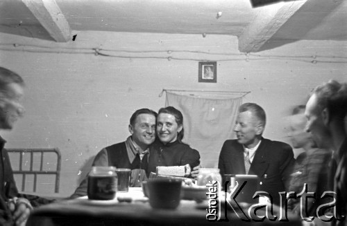 1955-1956, Workuta, Komi ASRR, ZSRR.
Spotkanie zesłańców. Na zdjęciu, w środku: Jerzy Urbankiewicz, NN, Stanisław Kiałka.
Fot. Eugeniusz Cydzik, udostępnił Eugeniusz Cydzik w ramach projektu 