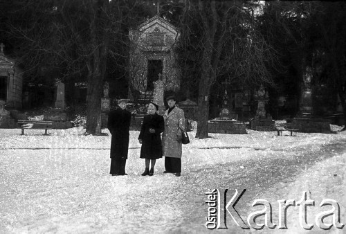 Po 1957 roku, Lwów, Ukraina, ZSRR.
Czesława Cydzik (z domu Hnatów) oraz dwóch mężczyzn na Cmentarzu Łyczakowskim.
Fot. Eugeniusz Cydzik, udostępnił Eugeniusz Cydzik w ramach projektu 
