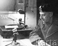1947, Anglia, Wielka Brytania.
Generał Władysław Anders podczas nagrania radiowego.
Fot. NN, zbiory Ośrodka KARTA, udostępnił Franciszek Sowa