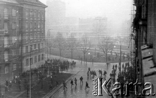 18.12.1970, Szczecin, Polska.
Ulica Mazurska, tłumienie przez władze wystąpień robotniczych, demonstranci uciekający przed milicją.
Fot. Kazimierz Paprocki, zbiory Ośrodka KARTA.