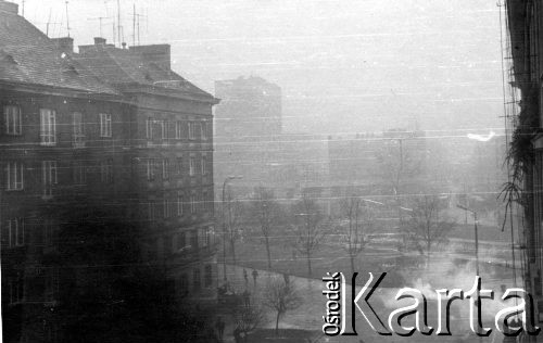 18.12.1970, Szczecin, Polska.
Ulica Mazurska, tłumienie przez władzę wystapień robotniczych, wybuchające pociski z gazem.
Fot. Kazimierz Paprocki, zbiory Ośrodka KARTA

