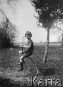 Pocz. XX wieku, brak miejsca.
Dziecko na trzykołowym rowerku.
Fot. NN, zbiory Ośrodka KARTA, przekazała Hanna Kunachowicz