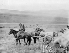 1913, Północna Mongolia lub Syberia.
Na koniach Mongołowie towarzyszący wyprawie. Jeden z koni ciągnie wózek z prowiantem. W środku mężczyzna rasy białej. 
Zdjęcie pochodzi z albumu z podróży Zdzisława i Konstancji Poklewskich-Koziełł, Janusza i Natalii Łosiów oraz Stanisława i Julii Rosenwerthów do Mongolii w 1913 roku. 
Fot. Zdzisław Poklewski-Koziełł, zbiory Ośrodka KARTA, przekazała Hanna Kunachowicz