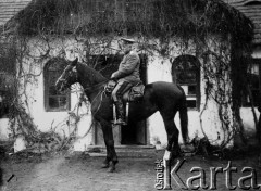 1914-1915, brak miejsca.
Oficer armii carskiej na koniu. 
Zdjęcie pochodzi z albumu  Zdzisława Poklewskiego-Koziełł.
Fot. Zdzisław Poklewski-Koziełł, zbiory Ośrodka KARTA, przekazała Hanna Kunachowicz