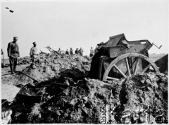 1914-1915, brak miejsca.
Pole bitwy. Na zdjęciu laweta i ciało żołnierza. W tle rosyjscy żołnierze. 
Zdjęcie pochodzi z albumu  Zdzisława Poklewskiego-Koziełł.
Fot. Zdzisław Poklewski-Koziełł, zbiory Ośrodka KARTA, przekazała Hanna Kunachowicz