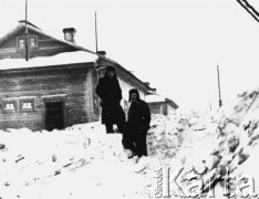 Lata 50., ZSRR.
Dwaj zesłańcy przed domem.
Fot. NN, zbiory Ośrodka KARTA, udostępniła Maria Migała.