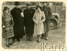 1940, Buzan, Rumunia.
Polscy uchodźcy w Rumunii, stoją od lewej: Halina Runiewska, dr ksiądz Gadacz, red. Orłowski, Janina Cozoc-Kowenicka, red. Jerzy Chołodziński.
Fot. NN, zbiory Ośrodka KARTA, udostępniła Janina Kowenicka.