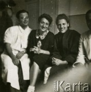 1940, Rumunia.
Siedzą od lewej: rumuński chirurg, który operował Modesta Liborio, obok siedzi Janina Cozoc-Kowenicka.
Fot. NN, zbiory Ośrodka KARTA, udostępniła Janina Kowenicka.
