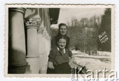 23.03.1941, Baile Govora, Rumunia.
Dwie młode kobiety siedzące przed budynkiem; podpis na odwrocie: 