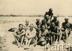 1942, Rumunia.
Polscy uchodźcy na plaży; siedzą od lewej: dr Tadeusz Kowenicki, dr Biolis, w tyle inż. Rożnowski, Hanka Chudówna, ks. W. Zdanowicz.
Fot. NN, zbiory Ośrodka KARTA, udostępniła Janina Kowenicka.
