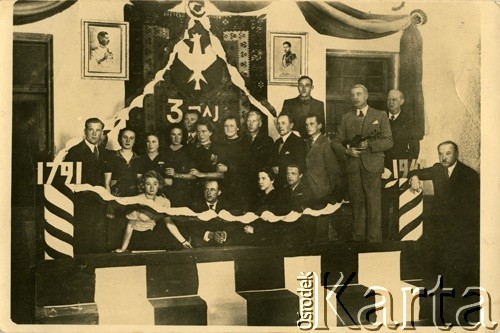 3.05.1940, Buzău, Rumunia.
Polscy uchodźcy świętują rocznicę uchwalenia Konstytucji 3 maja. U dołu, 1. z prawej siedzi Halina Runiewska, 2. od lewej stoi Janina Cozoc Kowenicka, 7. od lewej stoi Józefa Bykowska.
Fot. NN, zbiory Ośrodka KARTA, przekazała Janina Kowenicka