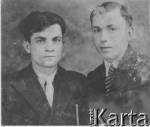 Przed 1939, Baranowicze, woj. nowogródzkie, Polska.
Portret dwóch młodych mężczyzn, z prawej Włodzimierz Kamiński, nauczyciel w Baranowiczach, zaginiony podczas II wojny światowej.
Fot. NN, zbiory Ośrodka KARTA, udostępnili Ewa i Włodzimierz Kamińscy