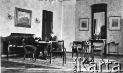 Przed 1918, Aleksiejówka, Podole, Rosja.
Zygmunt Marchocki i ciotka Hipolita siedzą przy stole w salonie.
Fot. NN, zbiory Ośrodka KARTA, udostępniła Agnieszka Rudzińska