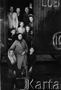 Lipiec 1945, Lida, ZSRR.
Zofia Stanisławska (na stopniach wagonu, obok niej dwoje dzieci) z córką Ireną (w drzwiach wagonu z prawej, w chustce na głowie) i Kirdziakową podczas powrotu do kraju, wysiadają z wagonu na którym widnieje napis 