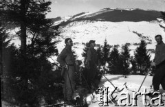 Przed 1939, Polska.Trzej mężczyźni na nartach, pierwszy z prawej stoi Stanisław Owsianny, kpt. WP służący w częstochowskim sztabie; w tle panorama gór.Fot. NN, zbiory Ośrodka KARTA, udostępnił Tadeusz Knitter