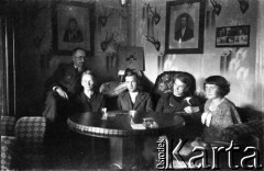1918-1939, Polska.
Grupa osób w saloniku, z lewej na oparciu fotela siedzi Janusz Owsianny, obok niego w fotelu siedzi jego matka Apolonia, dalej młody mężczyzna, doktorowa Kleinowa (siostra Apolonii) i młoda kobieta.
Fot. NN, zbiory Ośrodka KARTA, udostępnił Tadeusz Knitter