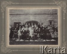 Ok.1900, brak miejsca.
Fotografia ślubna Emilii i Hermana Kaul, znaleziona w walizce pozostawionej przez wysiedloną niemiecką rodzinę.
Fot.NN, zbiory Ośrodka KARTA, kolekcję zdjęć przekazał Jerzy Okrzesa.