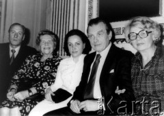8-12.12.1980, Sztokholm, Szwecja.
Nobel w dziedzinie literatury dla Czesława Miłosza (siedzi drugi z prawej).
Fot. Tomasz Abramowicz, zbiory Ośrodka KARTA