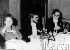 8-12.12.1980, Sztokholm, Szwecja.
Nobel dla Czesława Miłosza, w środku siedzi Stanisław Baranczak.
Fot. Tomasz Abramowicz, zbiory Ośrodka KARTA