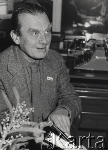Grudzień 1980, Sztokholm, Szwecja.
Laureat Nagrody Nobla Czesław Miłosz. W klapie marynarki wpięty znaczek 