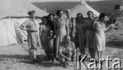 18.10.1943, Almgor (?), Palestyna.
Grupa polskich kobiet, które miały wyjechać do Anglii, z lewej w wojskowym mundurze stoi Gębara, w tle namioty.
Fot. NN, zbiory Ośrodka KARTA, udostępniła Halina Kordiasz