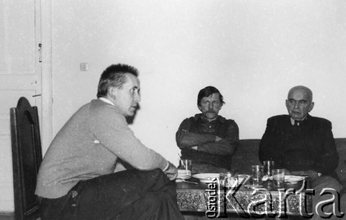 1979, Warszawa, Polska.
Posiedzenie Zespołu Wykonawczego Ruchu Obrony Praw Człowieka i Obywatela, siedzą od lewej: Andrzej Czuma, Janusz Krzyżewski, Piotr Typiak.
Fot. Janusz Krzyżewski, zbiory Ośrodka KARTA