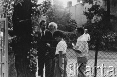 1977, Polska.
Chrzest dziecka Emila Morgiewicza, stoją od lewej: Andrzej Czuma (ojciec chrzestny), ksiądz Jan Zieja, Emil Morgiewicz.
Fot. Janusz Krzyżewski, zbiory Ośrodka KARTA

