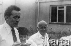 1977, Polska.
Chrzest dziecka Emila Morgiewicza, Andrzej Czuma (z lewej) i Marian Gołębiowski.
Fot. Janusz Krzyżewski, zbiory Ośrodka KARTA

