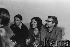 1977, Polska.
Chrzest dziecka Emila Morgiewicza, E. Morgiewicz siedzi z lewej.
Fot. Janusz Krzyżewski, zbiory Ośrodka KARTA


