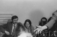 1977, Polska.
Chrzest dziecka Emila Morgiewicza, z lewej siedzi Janusz Krzyżewski, obok żona Emila Morgiewicza.
Fot. Janusz Krzyżewski, zbiory Ośrodka KARTA

