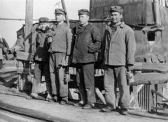 1955-1956, Rudnik-Dżezkazgan, Karagandyjska obł., Kazachstan, ZSRR.
Więźniowie pracujący w kopalni, drugi z lewej stoi ksiądz Stanisław Bohatkiewicz.
Fot. NN, zbiory Ośrodka KARTA, udostępniła Alicja Dąbrowska.