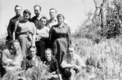 12.06.1955, Ostinek (?), ZSRR.
Polacy uwolnieni z łagrów, podpis na odwrocie: 