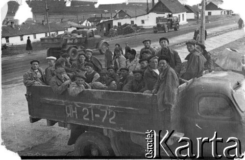 12.10.1957, Magadan, Magadańska obł., ZSRR.
Grupa robotników na ciężarówce.
Fot. NN, zbiory Ośrodka KARTA, udostępniła Wanda Baniuk