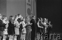 Czerwiec 1969, Zielona Góra, Polska.
Na scenie uczestnicy V Festiwalu Piosenki Radzieckiej. 
Fot. Romuald Broniarek, zbiory Ośrodka KARTA.