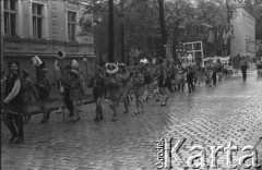 Czerwiec 1971, Zielona Góra, Polska.
Harcerze w pochodzie na ulicy w czasie akcji 
