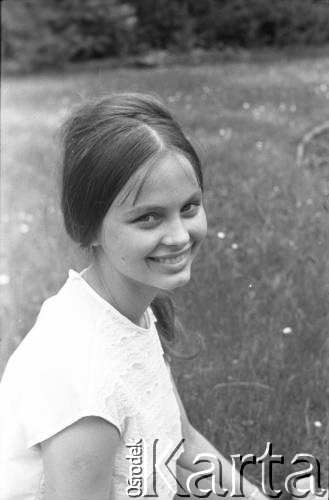 Czerwiec 1971, Zielona Góra, Polska.
Piosenkarka Izabela Schütz (później Trojanowska) - jedna z laureatek VII Festiwalu Piosenki Radzieckiej w przerwie między występami.
Fot. Romuald Broniarek, zbiory Ośrodka KARTA.