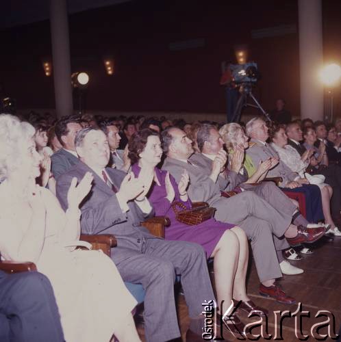 Czerwiec 1972, Zielona Góra, Polska.
Publiczność oklaskująca uczestników VIII Festiwalu Piosenki Radzieckiej.
Fot. Romuald Broniarek, zbiory Ośrodka KARTA.
