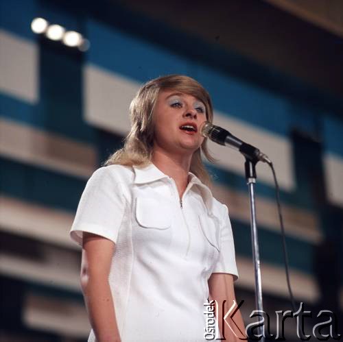 Czerwiec 1972, Zielona Góra, Polska.
Występ jednej z uczestniczek VIII Festiwalu Piosenki Radzieckiej.
Fot. Romuald Broniarek, zbiory Ośrodka KARTA.