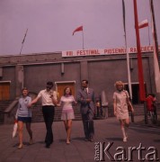 Czerwiec 1972, Zielona Góra, Polska.
Uczestnicy VIII Festiwalu Piosenki Radzieckiej przed salą, w której odbywały się koncerty.
Fot. Romuald Broniarek, zbiory Ośrodka KARTA.