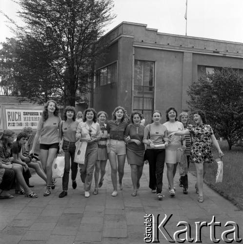 Czerwiec 1972, Zielona Góra, Polska.
Uczestniczki VIII Festiwalu Piosenki Radzieckiej w czasie spaceru po mieście.
Fot. Romuald Broniarek, zbiory Ośrodka KARTA.