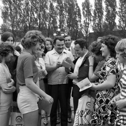 Czerwiec 1972, Zielona Góra, Polska.
Jeden z jurorów VIII Festiwalu Piosenki Radzieckiej rozdaje autografy.
Fot. Romuald Broniarek, zbiory Ośrodka KARTA.