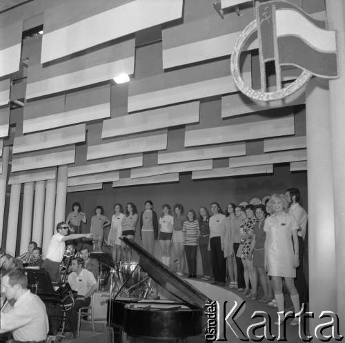 Czerwiec 1972, Zielona Góra, Polska.
Uczestnicy VIII Festiwalu Piosenki Radzieckiej w czasie prób.
Fot. Romuald Broniarek, zbiory Ośrodka KARTA.