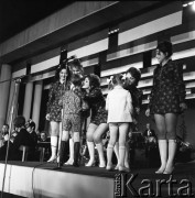 Czerwiec 1972, Zielona Góra, Polska.
Dzieci dziękują uczestnikom VIII Festiwalu Piosenki Radzieckiej.
Fot. Romuald Broniarek, zbiory Ośrodka KARTA.