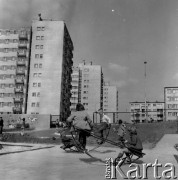 Czerwiec 1972, Zielona Góra, Polska.
Dzieci bawiące sie na jednym z nowych osiedli mieszkaniowych.
Fot. Romuald Broniarek, zbiory Ośrodka KARTA.