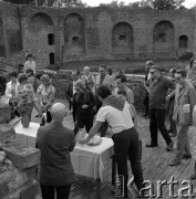 Czerwiec 1972,  Zielona Góra, Polska.
Grupa ludzi na dziedzińcu zamkowym (?). Impreza towarzysząca IX Festiwalowi Piosenki Radzieckiej.
Fot. Romuald Broniarek, zbiory Ośrodka KARTA