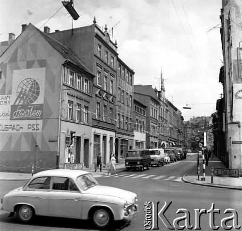 Czerwiec 1972,  Zielona Góra, Polska.
Samochód Syrena na skrzyżowaniu ul. Bohaterów Westerplatte i ul. gen. Świerczewskiego. Zdjęcie zrobione w czasie VIII Festiwalu Piosenki Radzieckiej.
Fot. Romuald Broniarek, zbiory Ośrodka KARTA