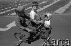Czerwiec 1976, Zielona Góra, Polska.
Dzieci z rowerami na ulicy.
Fot. Romuald Broniarek, zbiory Ośrodka KARTA
